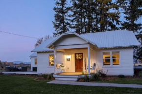 Modern Farmhouse- Conveniently Located in Kalispel